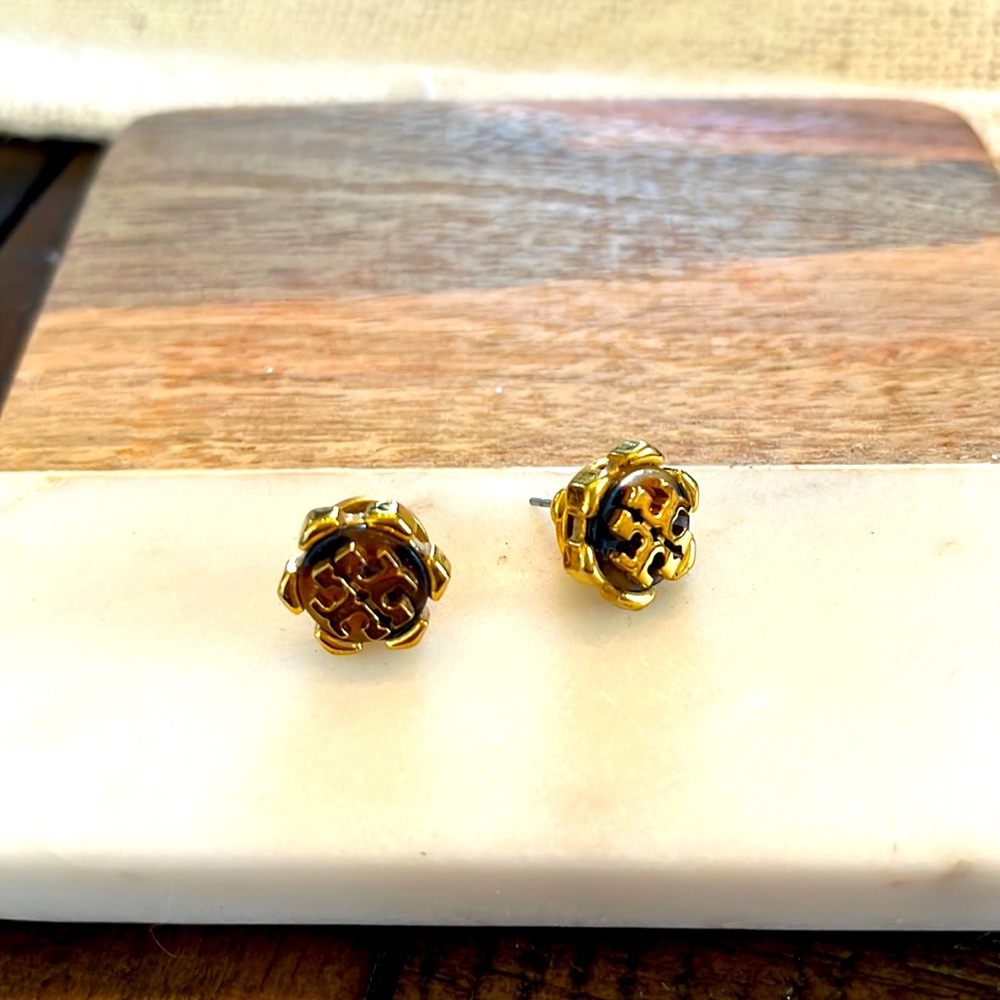 Tory Burch style tortoise studs